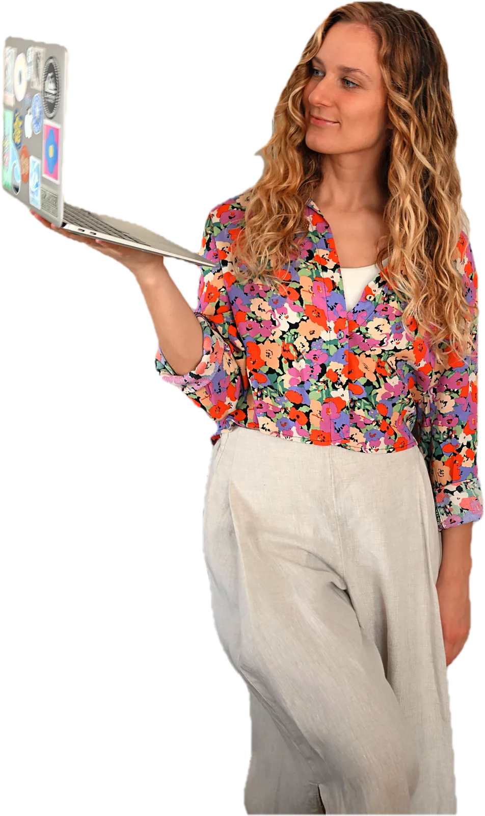Eleonora standing with her laptop open on one hand