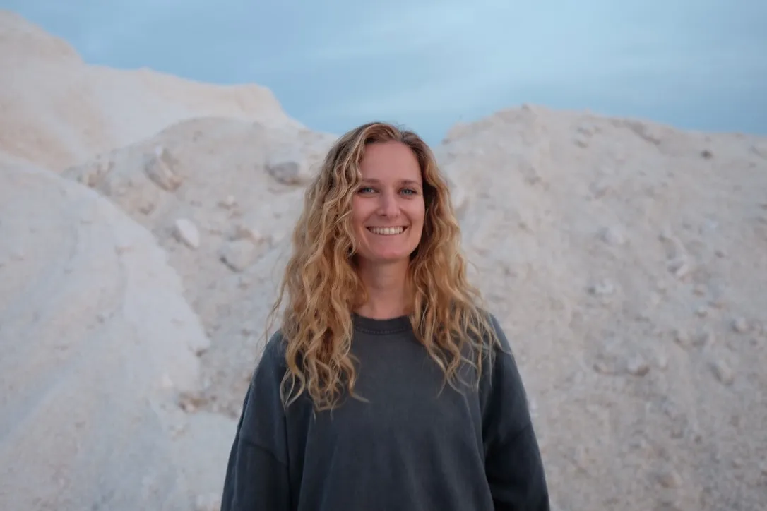 Eleonora, smiling, outdoors at dusk